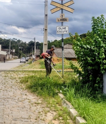 Prefeitura de Antonina realiza serviços de roçada e varrição no bairro Saivá