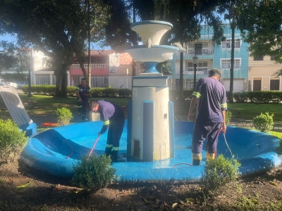 Praça Coronel Macedo recebe limpeza no chafariz realizada pelo SAMAE