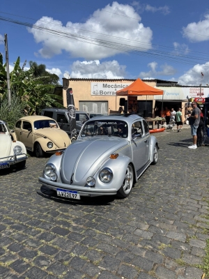 Mais de 80 Fuscas movimentam Antonina em encontro que reuniu público e arrecadou alimentos