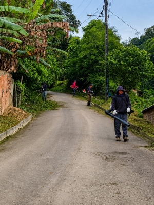 Prefeitura de Antonina realiza serviços de roçada e limpeza em bairros e espaços públicos