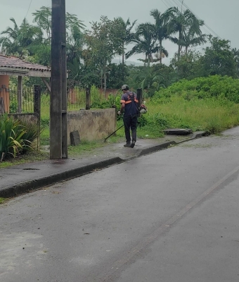 Prefeitura segue realizando a limpeza urbana da cidade