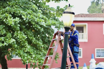 Prefeitura de Antonina realiza manutenções na iluminação pública no Centro Histórico
