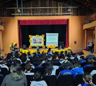 Alunos do 4º e 5º anos da rede municipal participam de palestra sobre a Campanha Maio Laranja