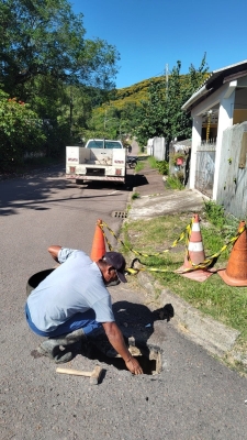 Prefeitura de Antonina realiza manutenção de tampa de bueiros