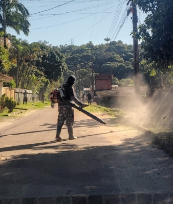 Equipes seguem com limpeza urbana em Antonina
