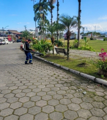 Prefeitura de Antonina intensifica ações de limpeza urbana em diversos bairros da cidade