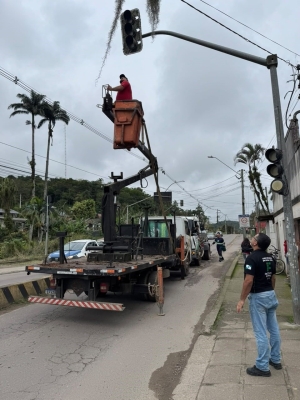 Manutenção no semáforo do município 